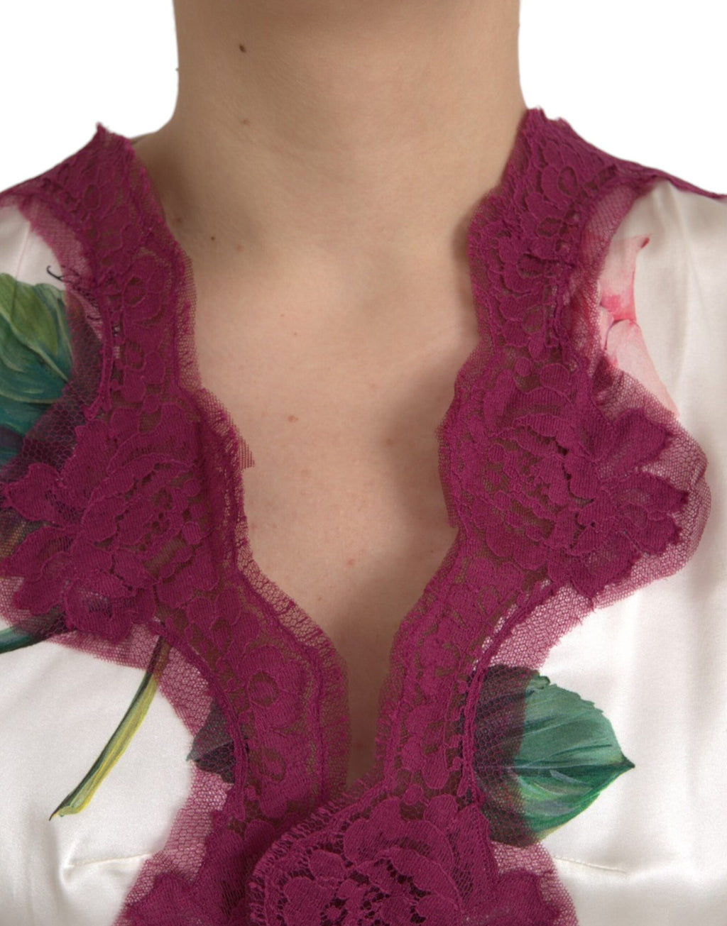 Haut blanc en dentelle florale en soie à manches courtes de Dolce & Gabbana, détails élégants et finition raffinée.
