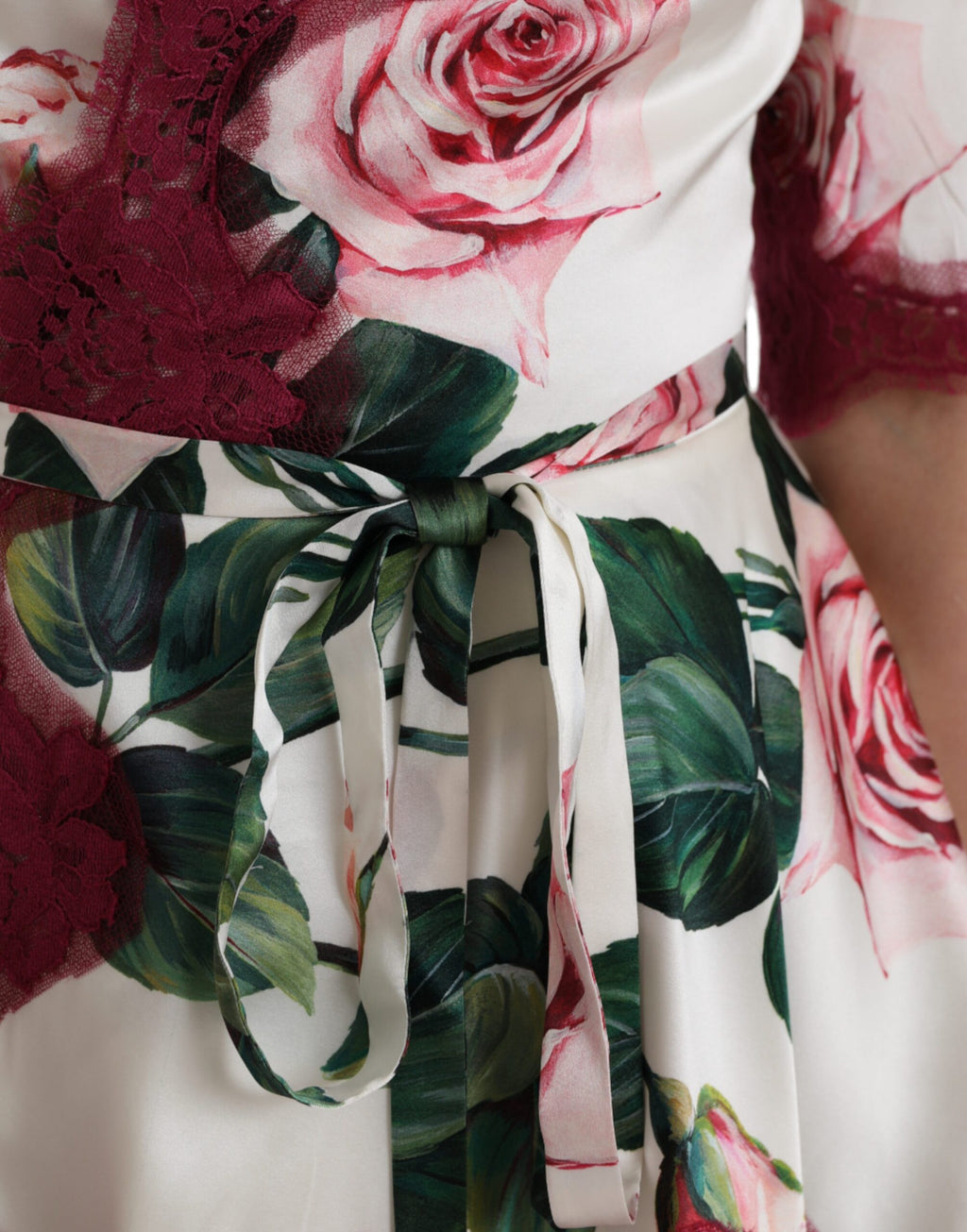 Haut en soie blanc à manches courtes avec dentelle florale Dolce & Gabbana, élégant et raffiné, visible de face.