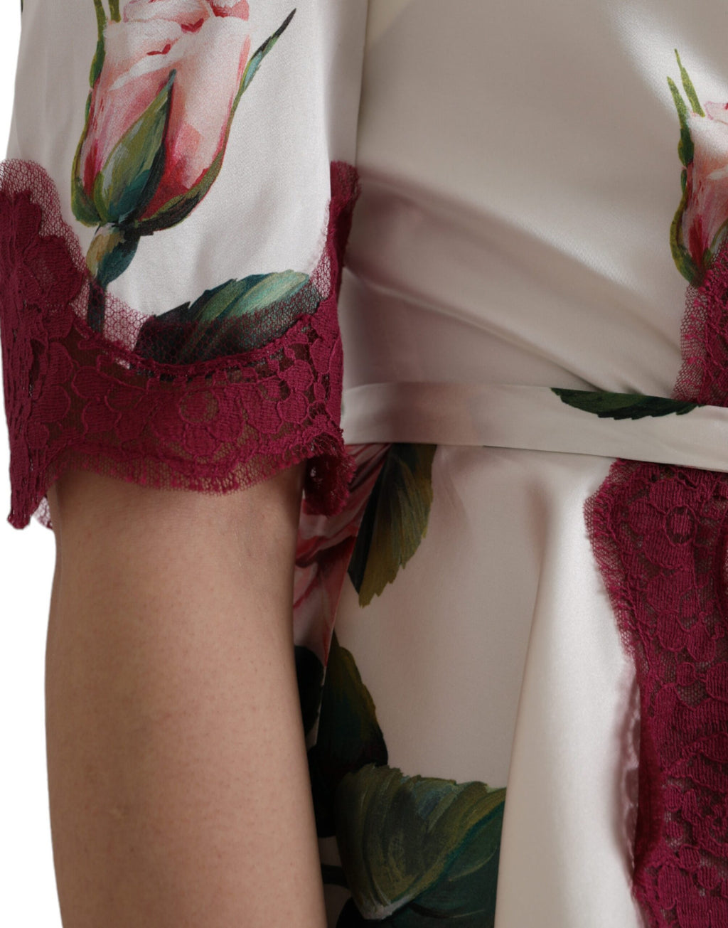 Top en soie blanc à manches courtes Dolce & Gabbana avec dentelle florale élégante visible sur l'image.