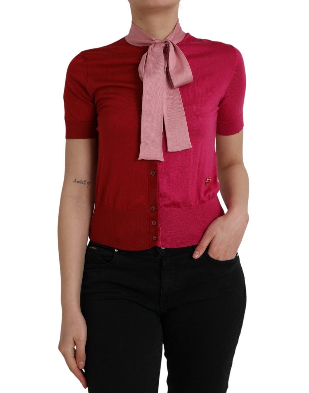 Pull Dolce & Gabbana rose à manches courtes avec col ascot, élégant et léger, porté sur un mannequin.