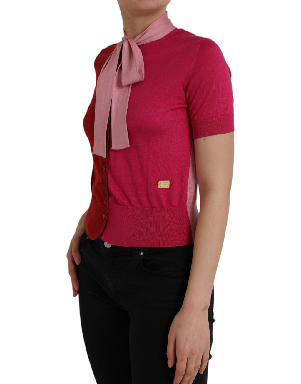 Pull à manches courtes rose Dolce & Gabbana avec col ascot, élégant haut en tissu léger pour femme.