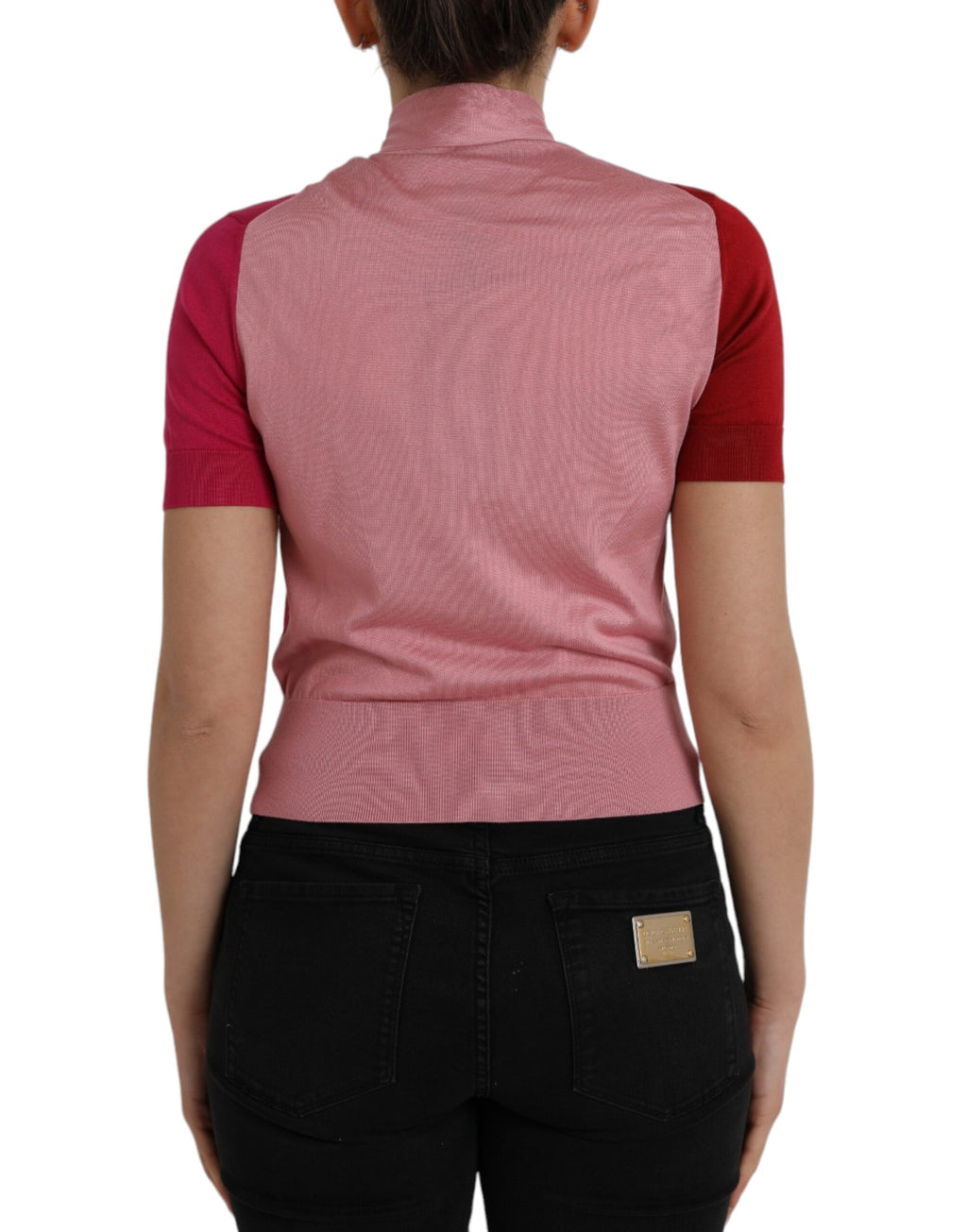 Pull Dolce & Gabbana rose à manches courtes avec col ascot, tissu léger et élégant pour un style chic et sophistiqué.
