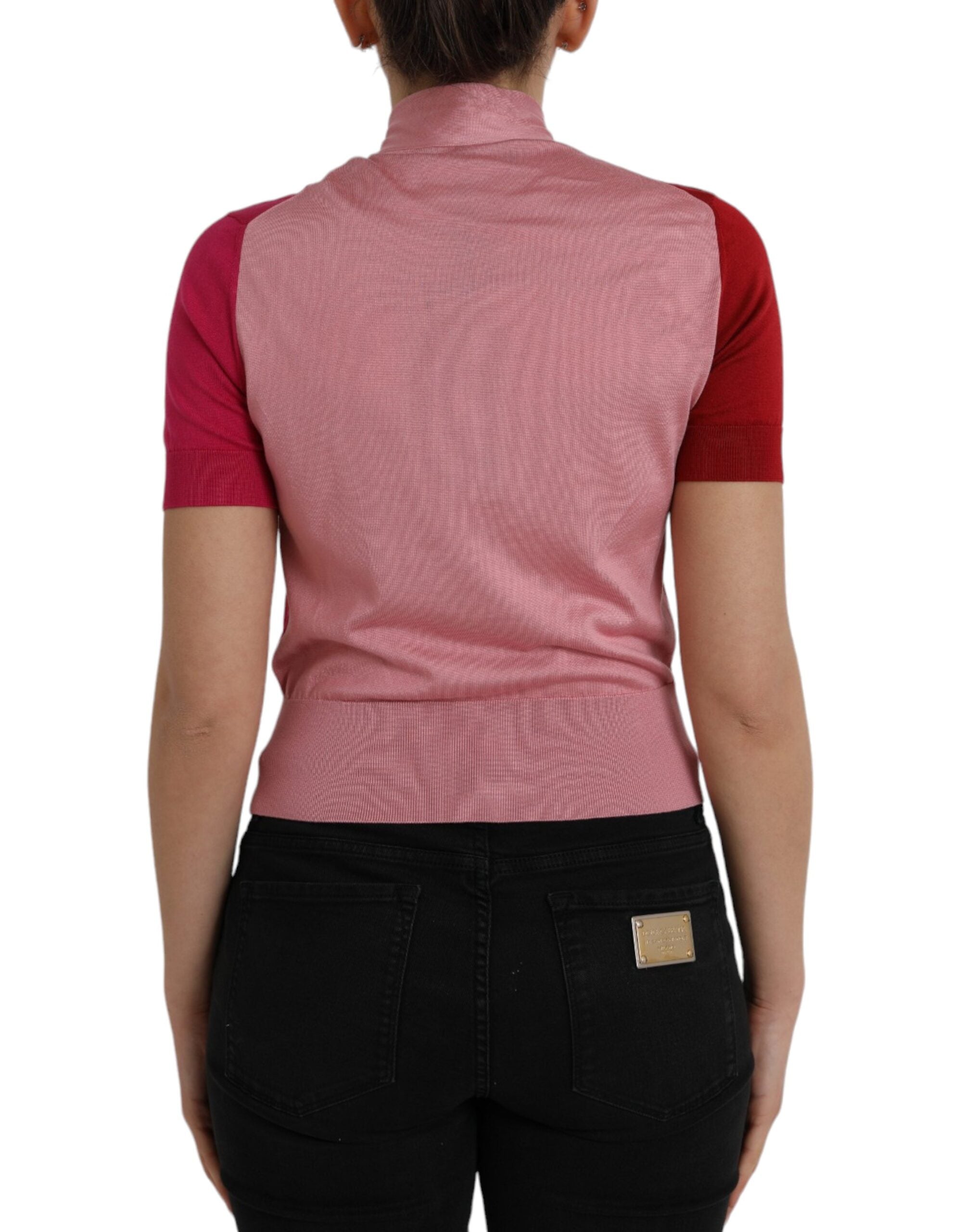 Pull Dolce & Gabbana rose à manches courtes avec col ascot, tissu léger et élégant pour un style chic et sophistiqué.
