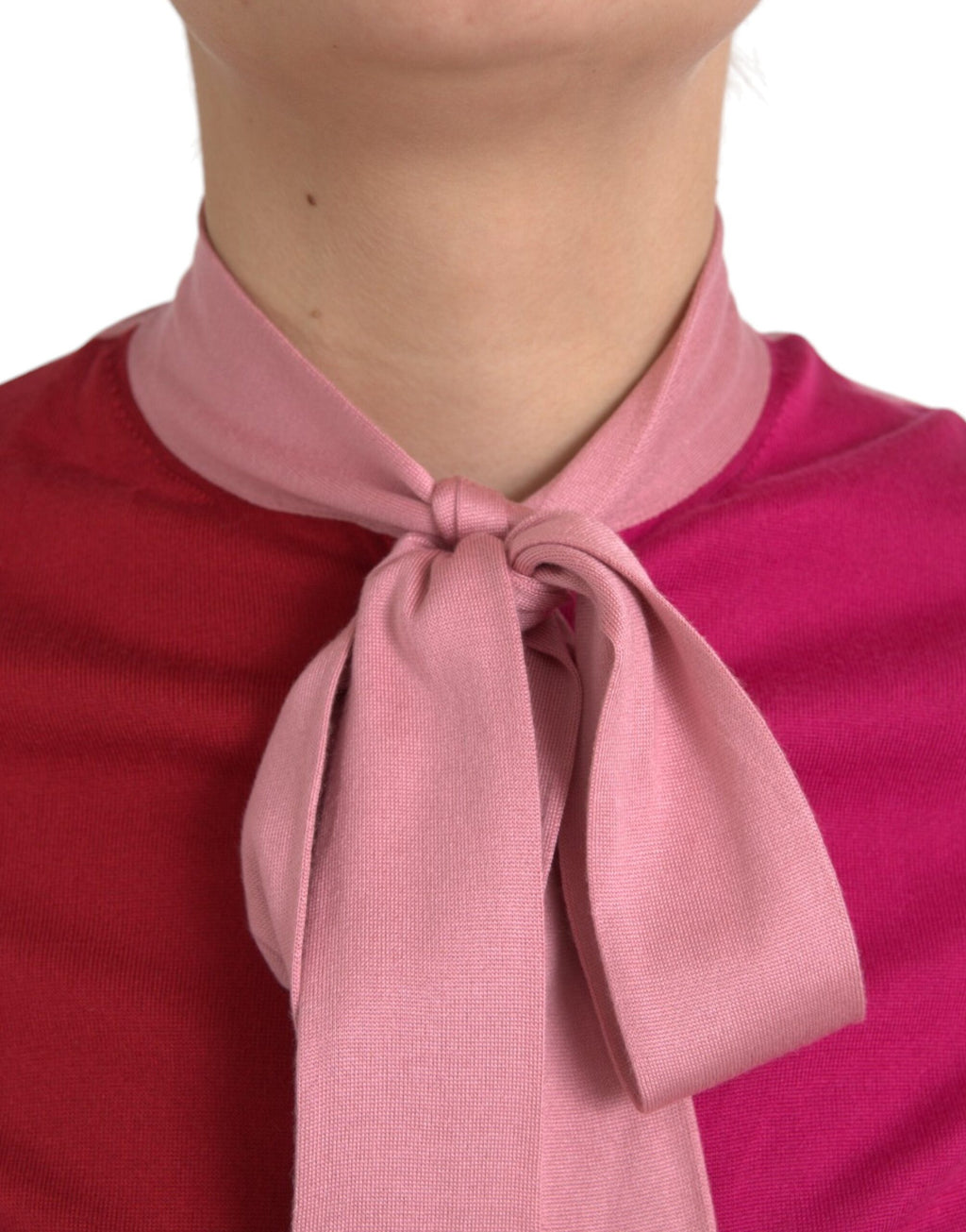 Pull Dolce & Gabbana rose à manches courtes avec col ascot, tissu léger et élégant, porté sur un mannequin.