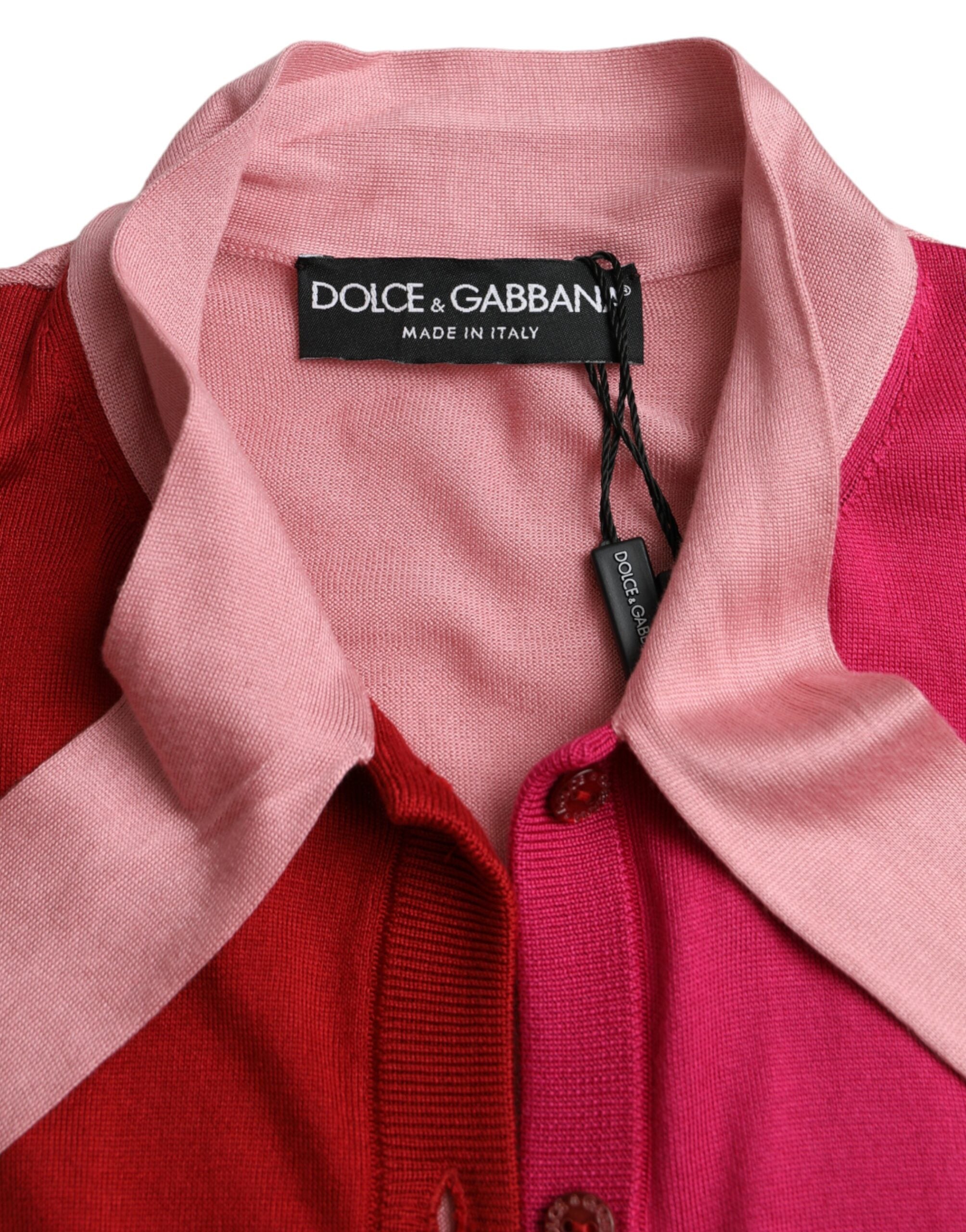 Pull à manches courtes rose Dolce & Gabbana avec col ascot, tissu léger et élégant, porté sur un mannequin.