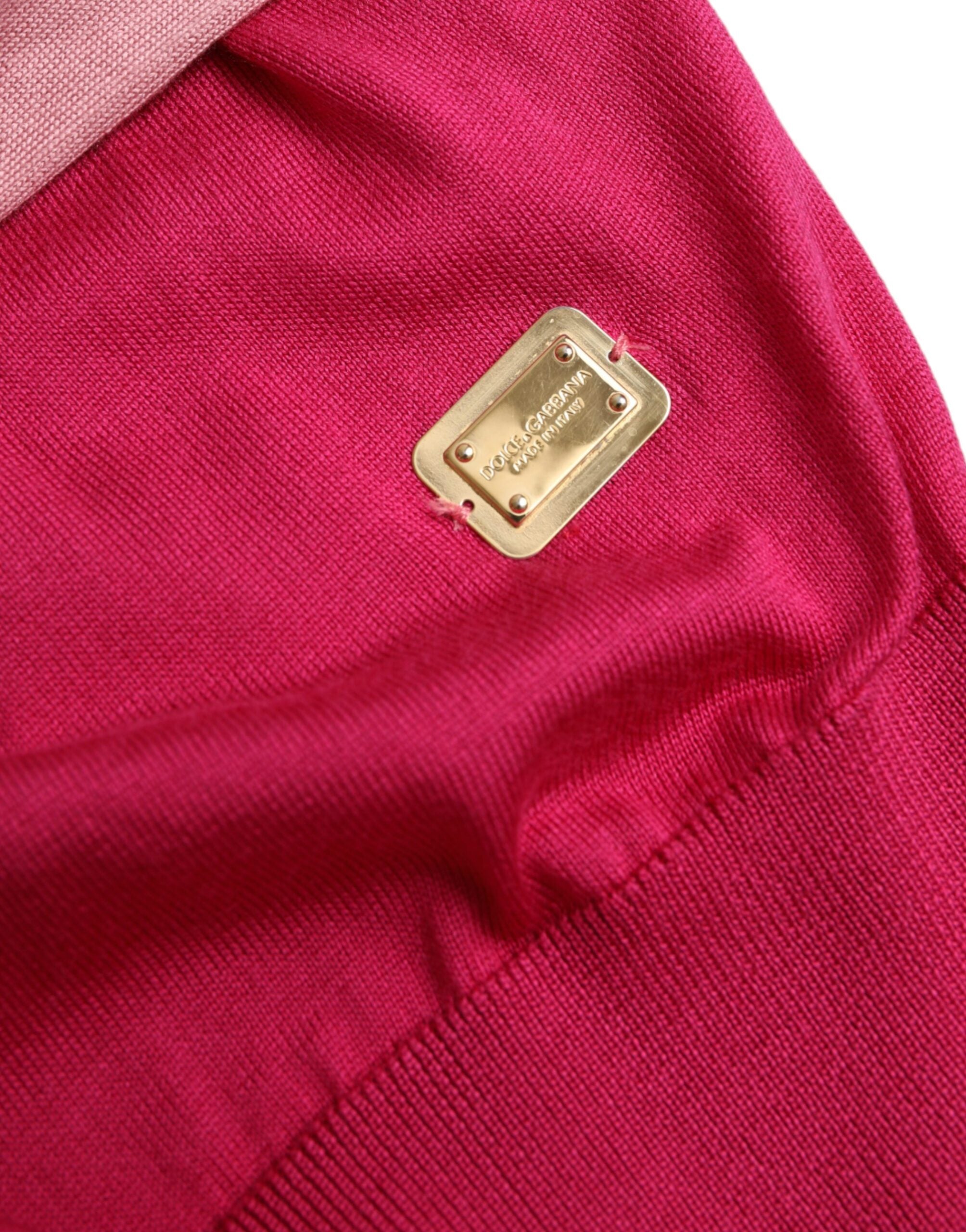 Pull à manches courtes rose Dolce & Gabbana avec col ascot, tissu léger et élégant, pour un style chic et sophistiqué.