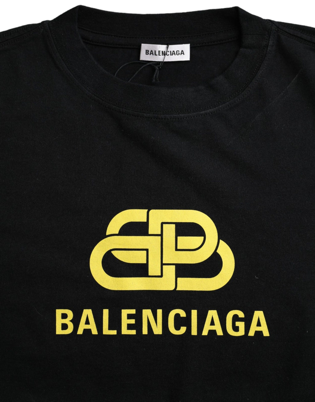 T-shirt noir en coton Balenciaga avec logo imprimé, col rond et manches courtes, mode décontractée et élégante.