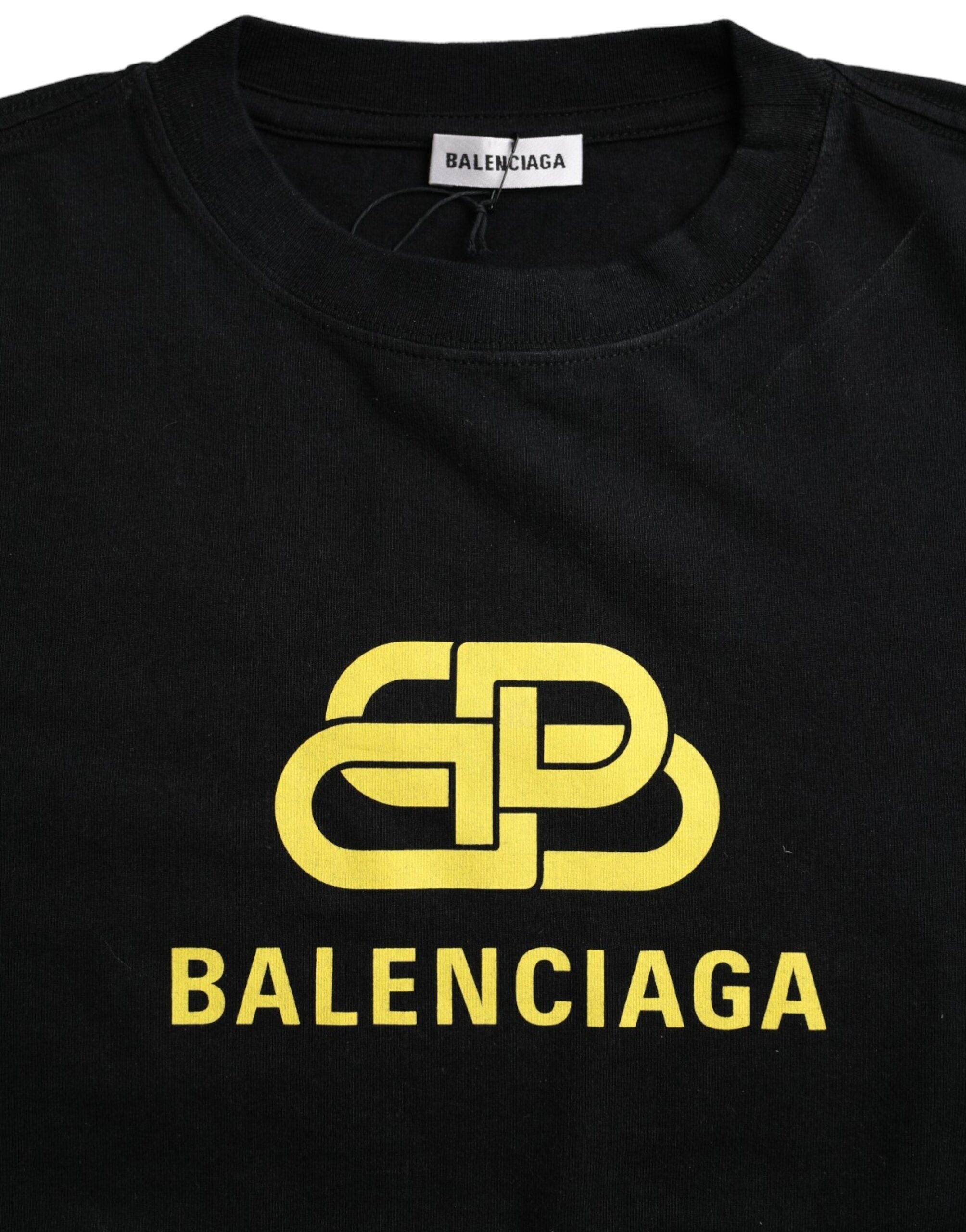 T-shirt noir en coton Balenciaga avec logo à la poitrine, col rond et manches courtes, vue de face.