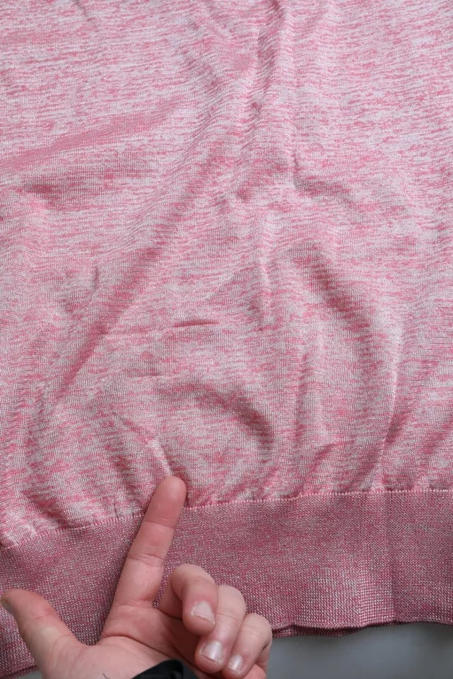Pull homme rose en polyester avec col Dolce & Gabbana, style élégant et décontracté, visible en détail dans l'image.