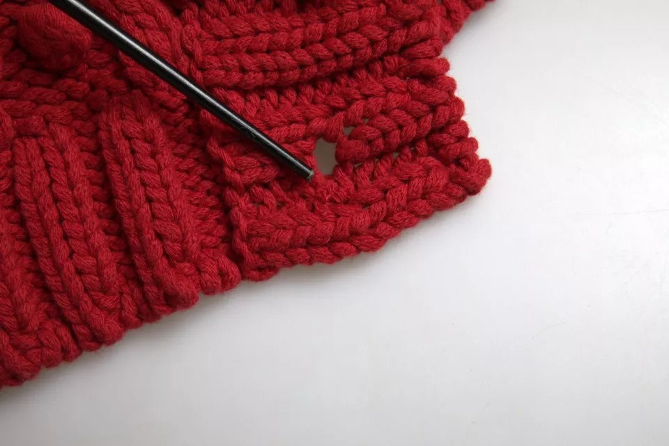 Pull en laine rouge Dolce & Gabbana avec boutons devant, cardigan tricoté élégant et chaud.