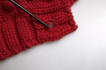 Pull en laine rouge Dolce & Gabbana avec boutons devant, cardigan tricoté élégant et chaud.