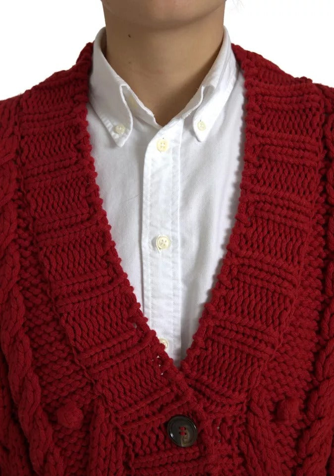 Pull en laine rouge Dolce & Gabbana à boutons, cardigan élégant avec col en V et manches longues, porté en mode décontracté.