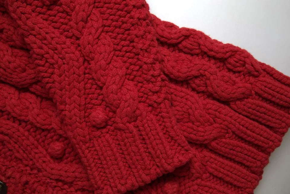 Cardigan en laine rouge Dolce & Gabbana avec boutons, pull en tricot élégant pour un style sophistiqué.