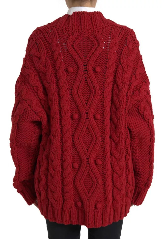 Pull en laine rouge Dolce & Gabbana avec boutons, cardigan à manches longues, porté sur un fond neutre.
