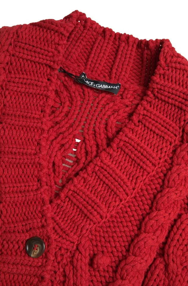 Pull cardigan en laine rouge Dolce & Gabbana avec boutons, porté en gros plan sur un fond neutre.