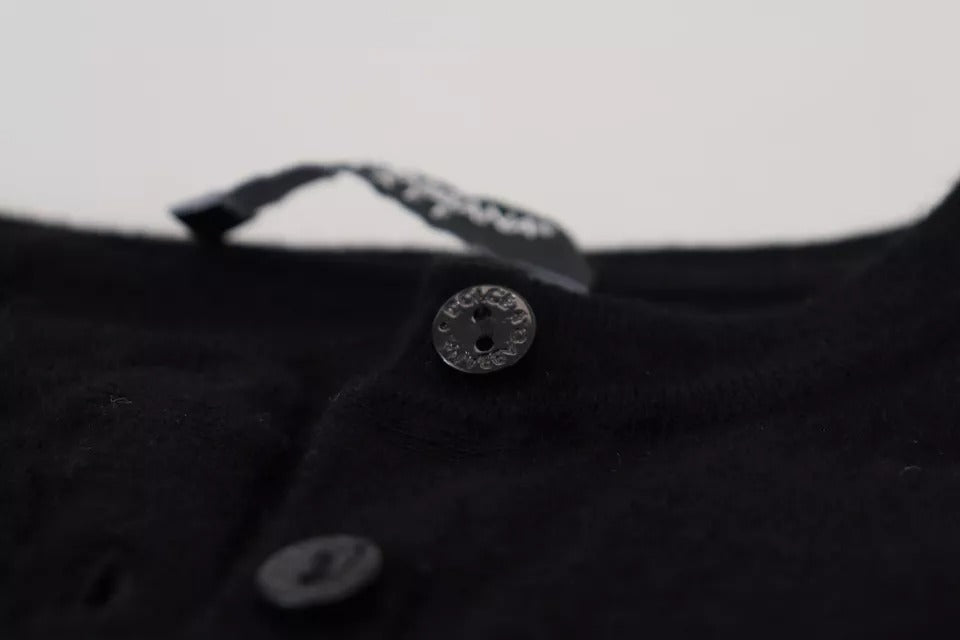 Pull en laine noir Dolce & Gabbana à boutons, coupe slim, cardigan élégant avec col classique, porté sur un mannequin.