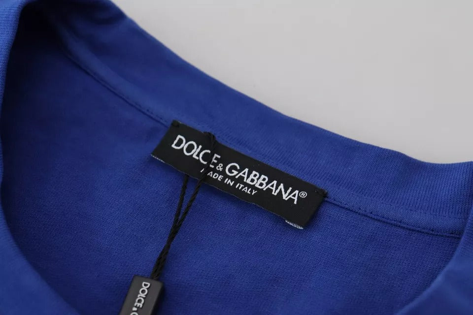 T-shirt en coton Dolce & Gabbana à logo bleu et col rond, motif imprimé, vue de face sur fond blanc.