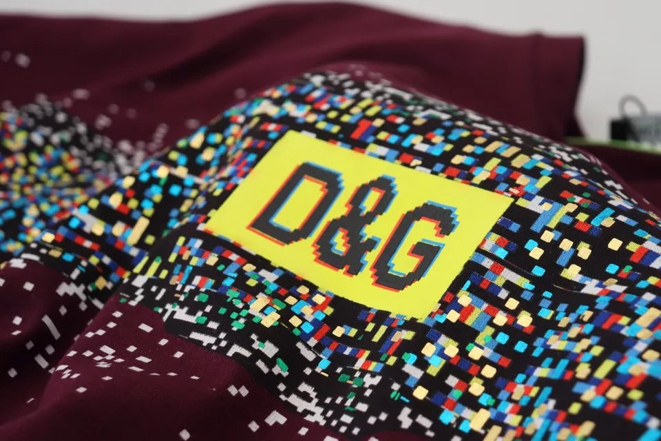 T-shirt en coton à col rond Dolce & Gabbana Bordeaux avec imprimé D&G, vue de face.