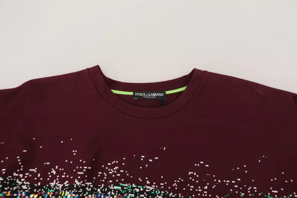 T-shirt en coton à col rond Dolce & Gabbana Bordeaux avec imprimé D&G, visible en gros plan.