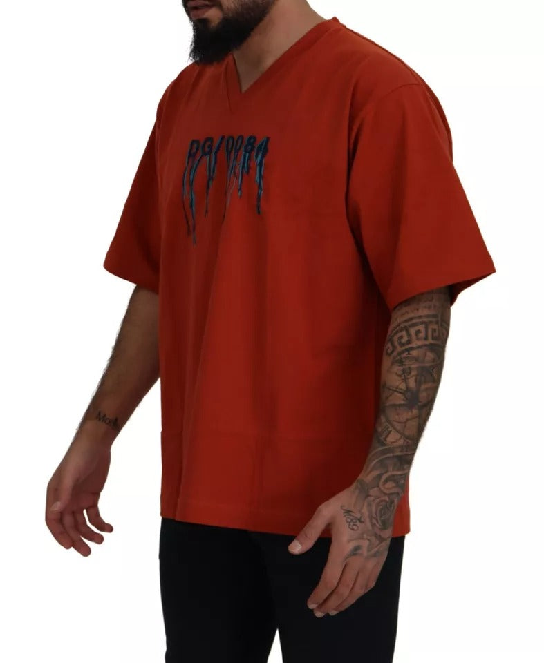T-shirt en coton rouge avec logo brodé Dolce & Gabbana, col rond, style décontracté et design emblématique.