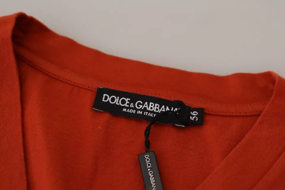 T-shirt en coton rouge Dolce & Gabbana avec logo brodé sur le devant, coupe classique, vue de face.