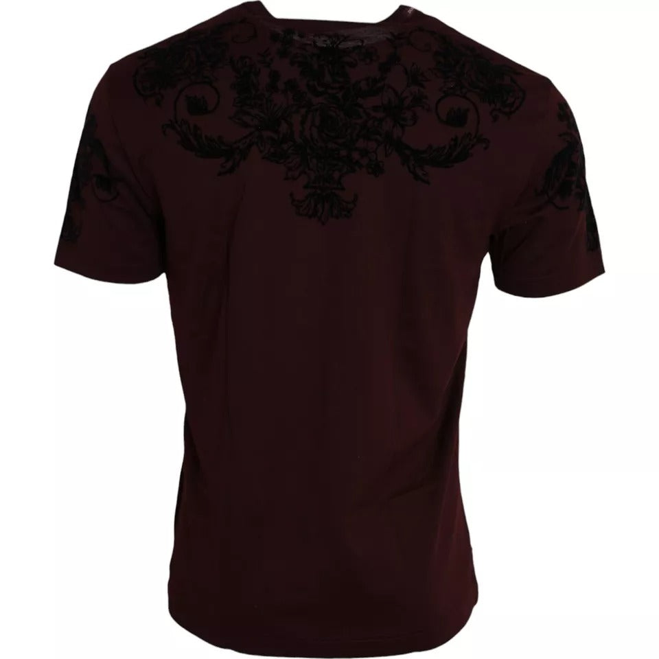 T-shirt homme Dolce & Gabbana maroon avec motif floral DG Crown, col rond, en coton, visible sur fond neutre