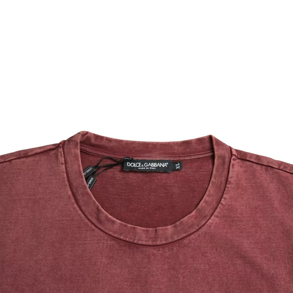 T-shirt Dolce & Gabbana à manches courtes, col rond, imprimé bordeaux, style décontracté, visible sur la photo.