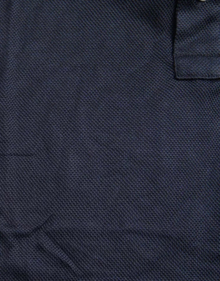 T-shirt polo à manches courtes bleu marine de Dolce & Gabbana avec col, en coton, porté sur mannequin.