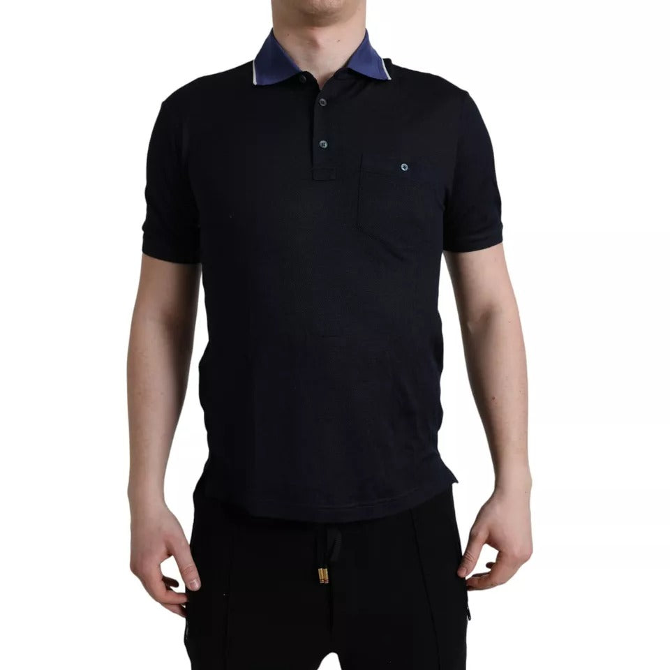 T-shirt polo à manches courtes bleu marine de Dolce & Gabbana avec col, visible en gros plan.