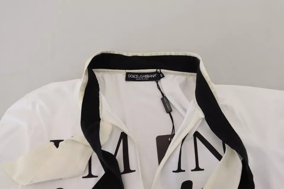 T-shirt blanc en coton imprimé avec col ascot de Dolce & Gabbana, style élégant et décontracté, visible sur le mannequin.