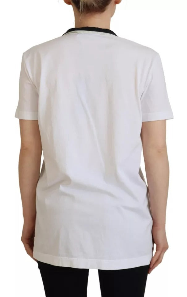 T-shirt blanc en coton imprimé avec col ascot de Dolce & Gabbana, style élégant et décontracté, vue de face.