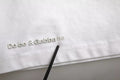 T-shirt blanc Dolce & Gabbana en coton avec logo embossé et col rond, vue de face.