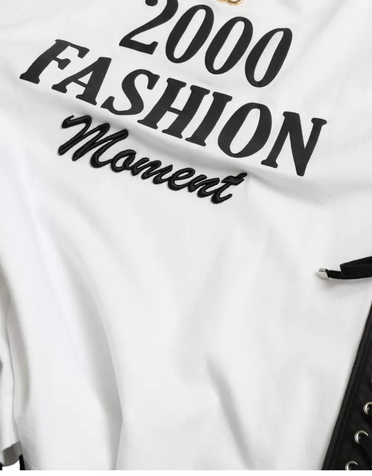 T-shirt blanc Dolce & Gabbana avec slogan imprimé, détails de laçage et design moderne.