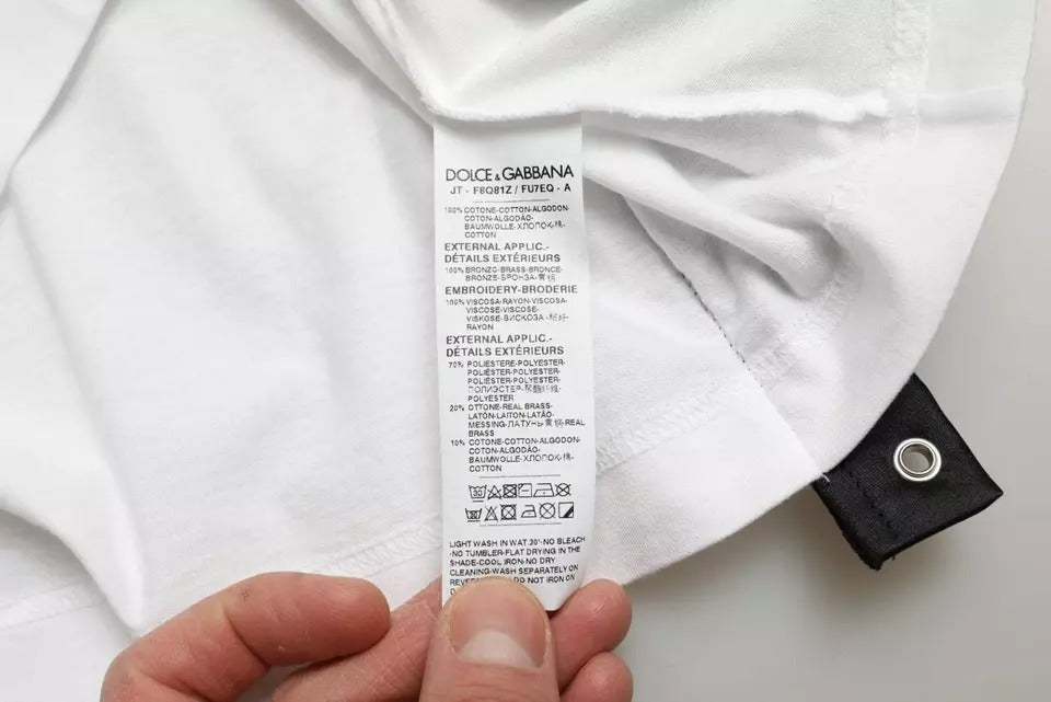 T-shirt blanc Dolce & Gabbana avec slogan imprimé, détails de lacets et style moderne.