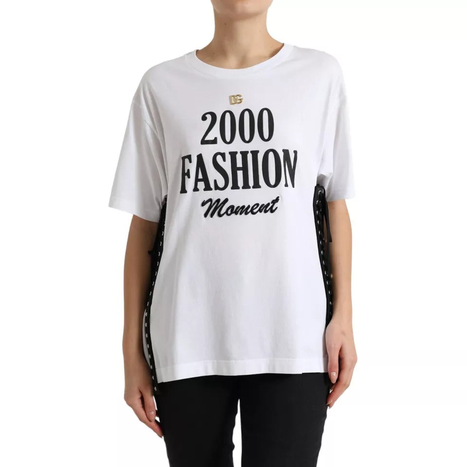 T-shirt blanc Dolce & Gabbana à slogans, détails de laçage, style décontracté, impression graphique moderne.