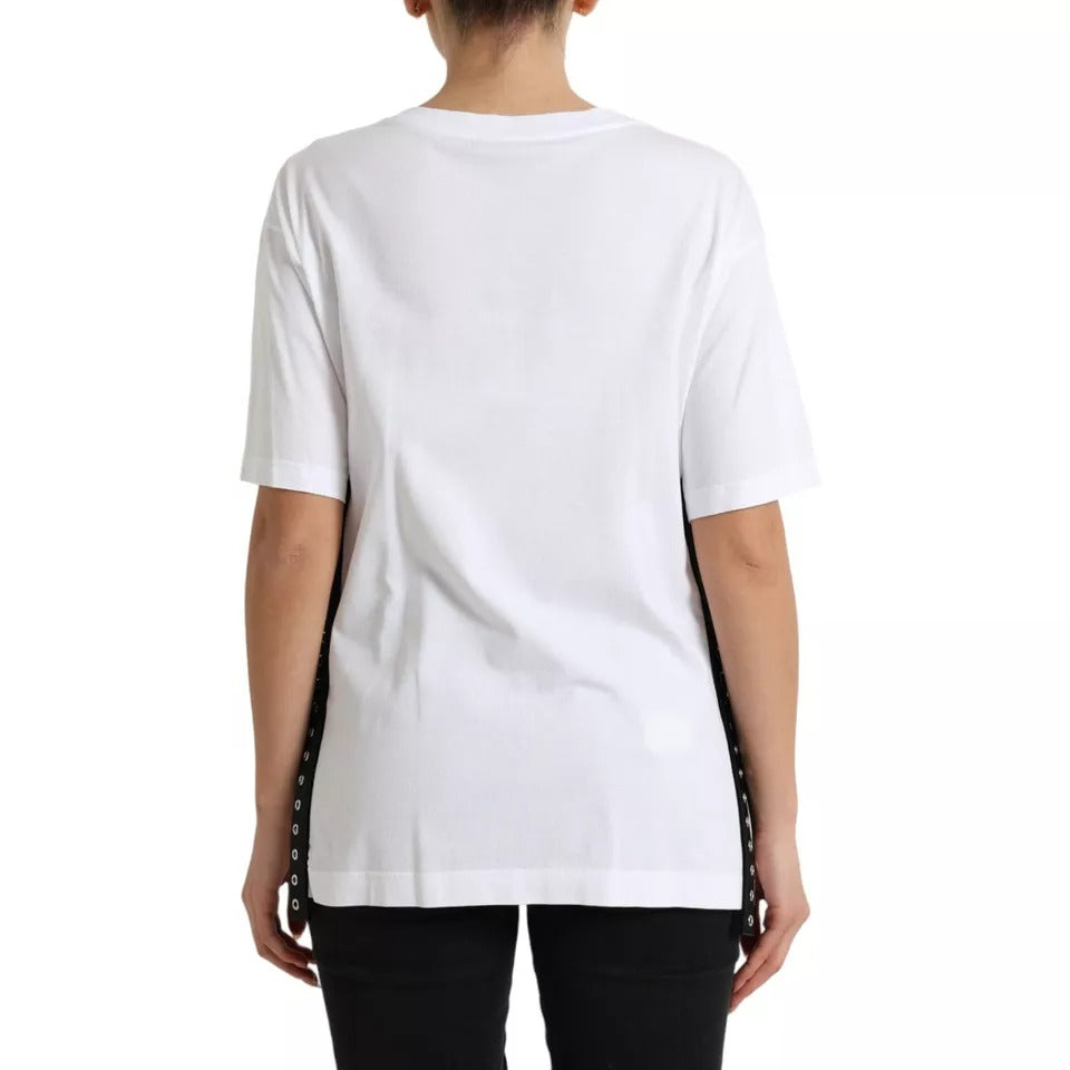 T-shirt blanc Dolce & Gabbana avec slogan imprimé, détails de laçage et design tendance, vue de face.