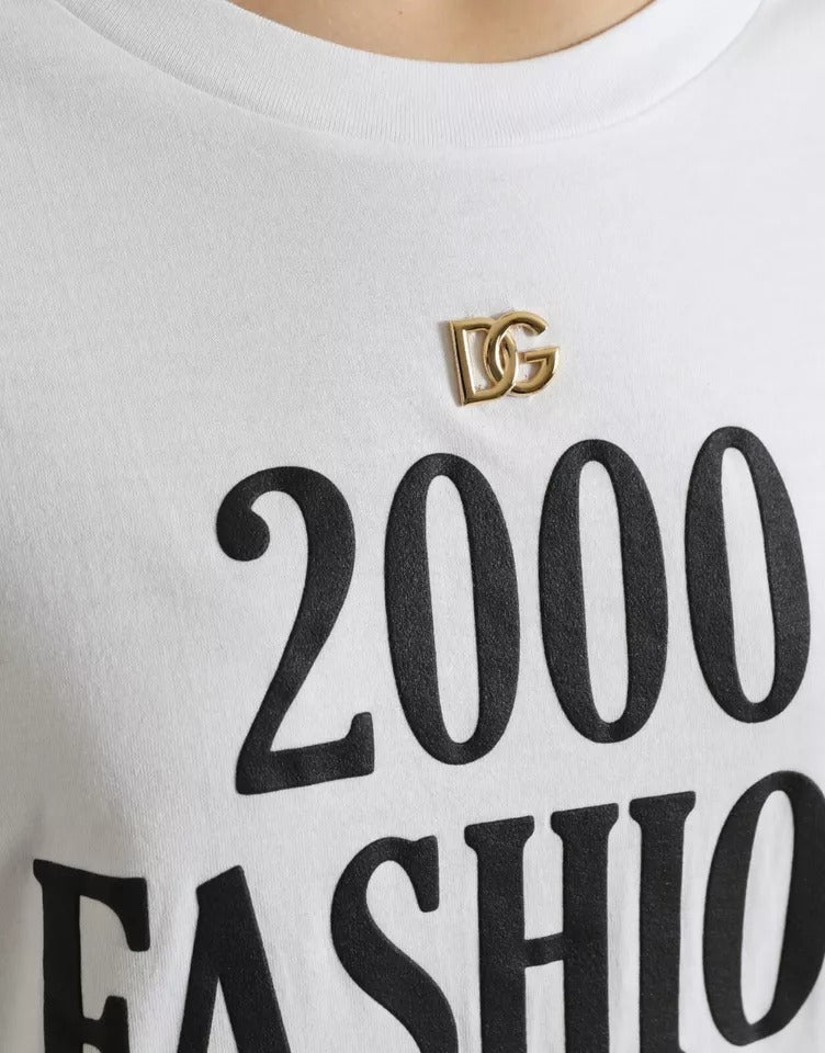 T-shirt blanc Dolce & Gabbana avec slogan imprimé, détails de laçage et design moderne, porté sur mannequin.