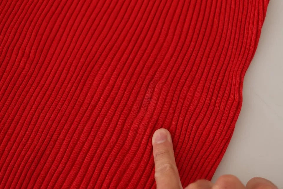 T-shirt Dolce & Gabbana en soie rouge à manches courtes, haut élégant, vue de face.