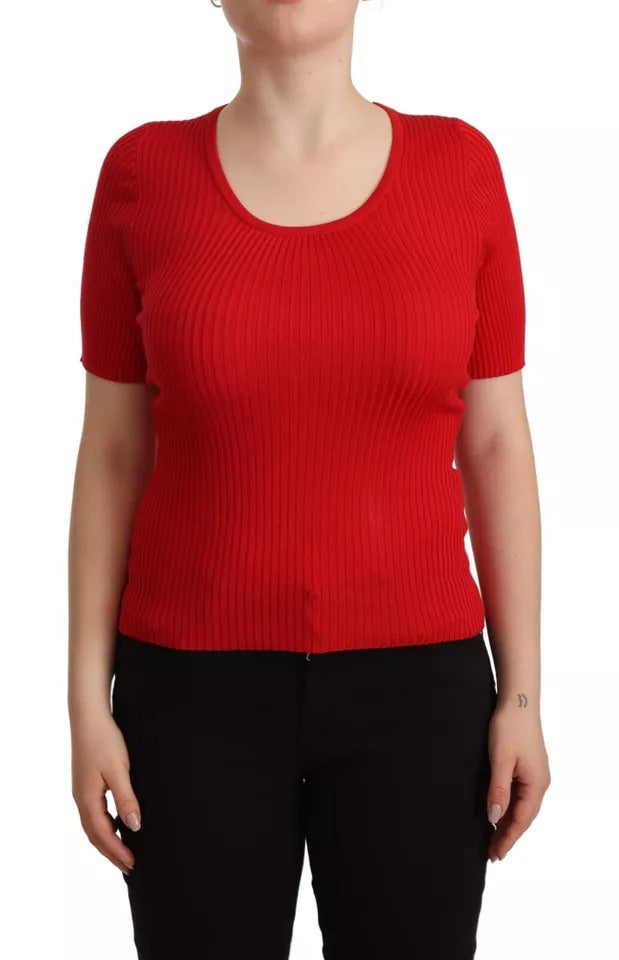 T-shirt rouge en soie Dolce & Gabbana à manches courtes, haut élégant avec coupe classique et tissu brillant.