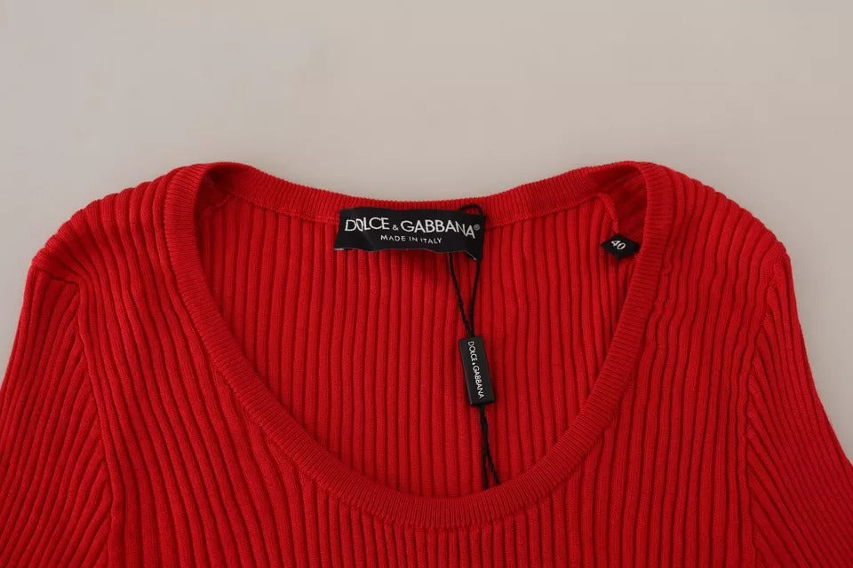 T-shirt rouge en soie Dolce & Gabbana à manches courtes, style élégant et léger, porté sur un mannequin.