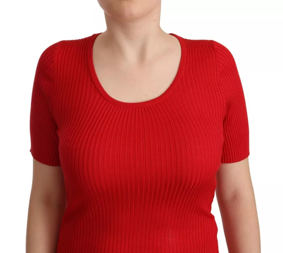 T-shirt en soie rouge à manches courtes de Dolce & Gabbana, haut élégant avec coupe fluide et détails sophistiqués.