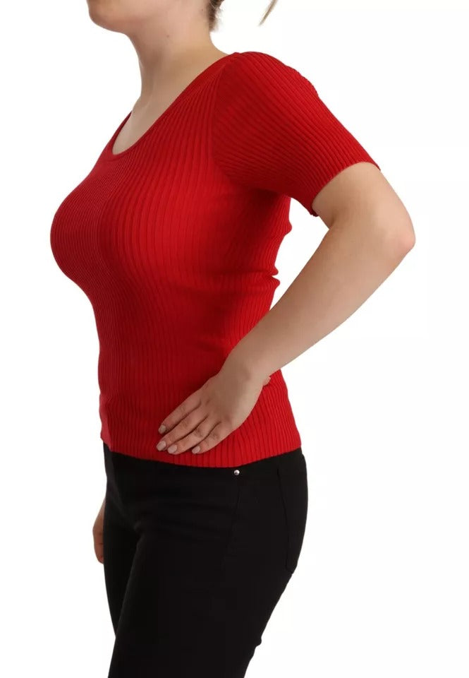 T-shirt en soie rouge Dolce & Gabbana à manches courtes, haut ou blouse élégante, visible en détail dans l'image.