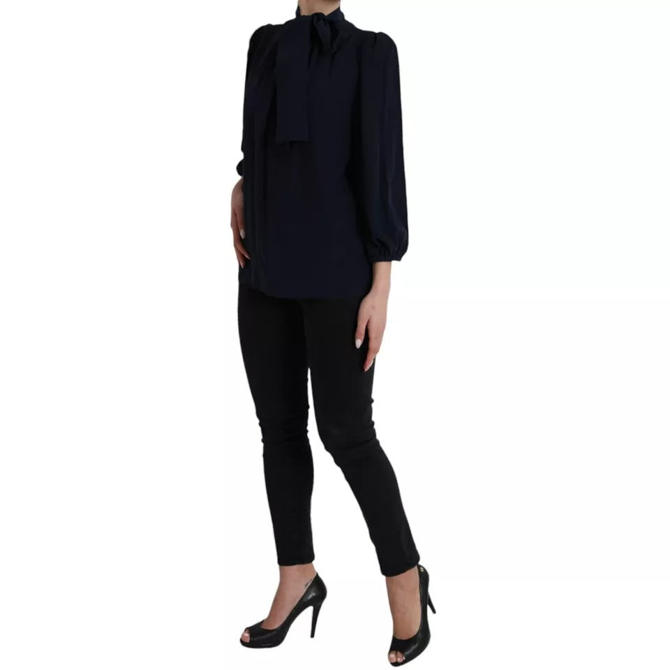 Blouse Dolce & Gabbana à manches longues bleue avec col ascot, élégant haut en tissu léger.