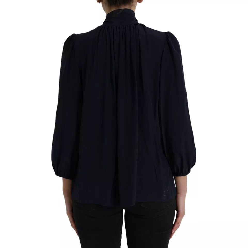 Blouse Dolce & Gabbana à manches longues bleue avec col ascot, élégante et sophistiquée, vue en gros plan.