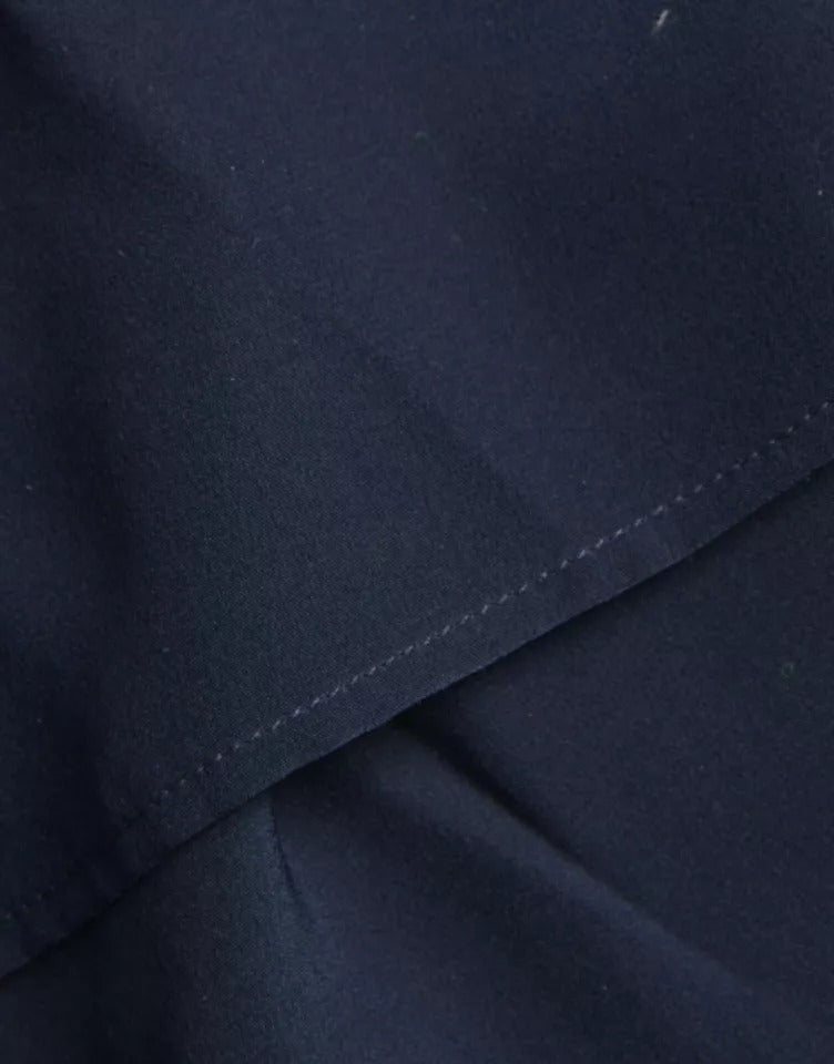 Blouse à manches longues bleue Dolce & Gabbana avec col ascot, élégante et sophistiquée, vue de face.