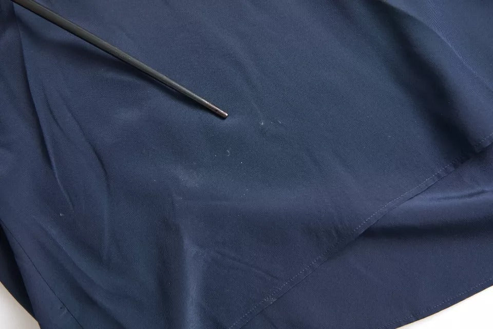 Chemise Dolce & Gabbana à manches longues bleue avec col ascot, élégante et sophistiquée, vue de face.
