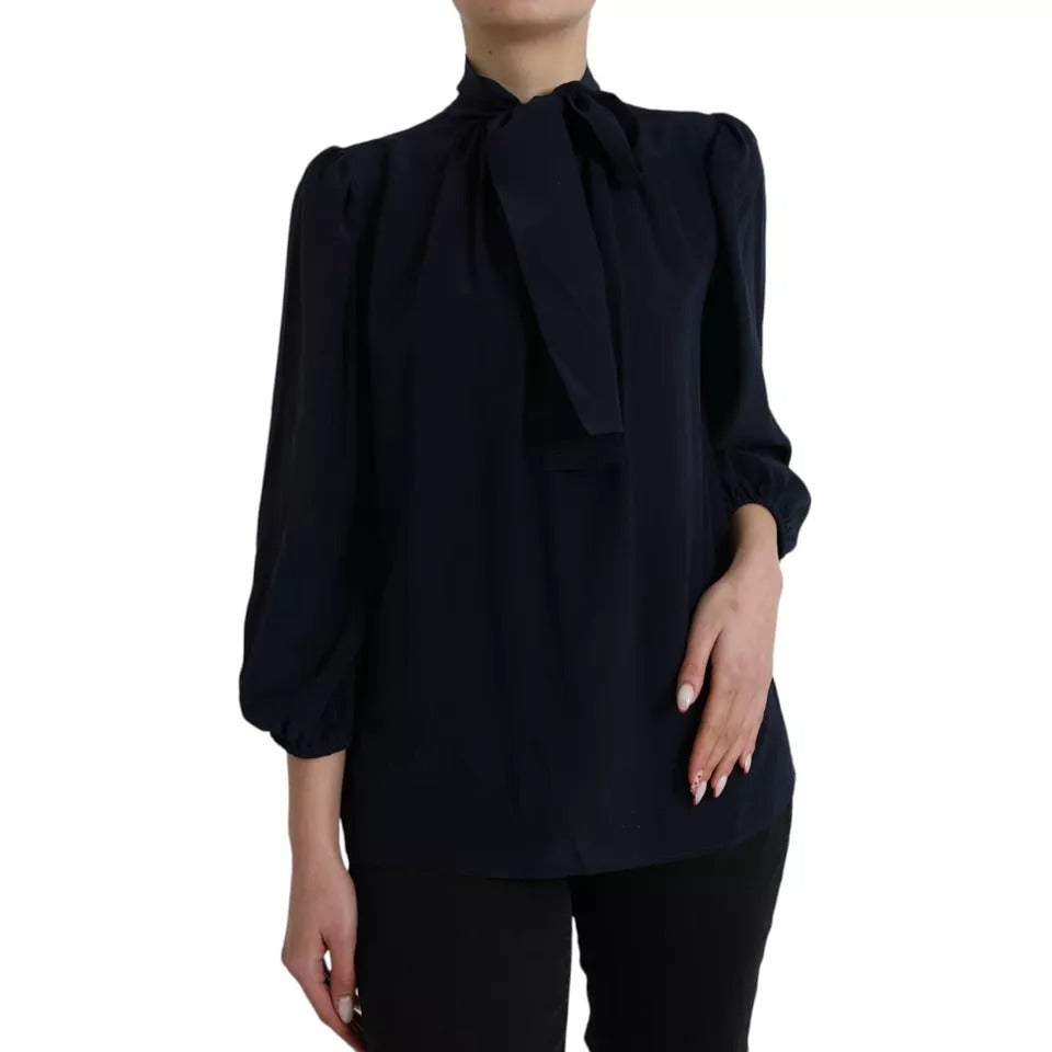 Blouse Dolce & Gabbana à manches longues bleue avec col ascot, style élégant et sophistiqué, vue de face.