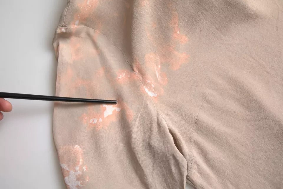 Blouse Dolce & Gabbana marron à col rond et manches courtes, top élégant en tissu léger.