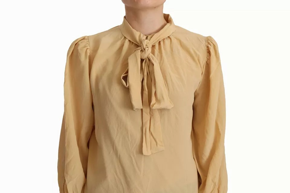 Chemise Dolce & Gabbana en soie avec col ascot moutarde, style élégant et sophistiqué, vue de face.