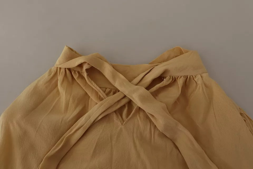Chemise en soie Dolce & Gabbana avec col ascot moutarde, haut élégant et sophistiqué, détails visibles sur l'image.